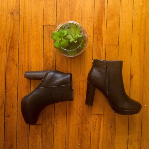 NWT Dream Pairs Chunky Heel Vegan Leather Booties - Picture 1 of 2